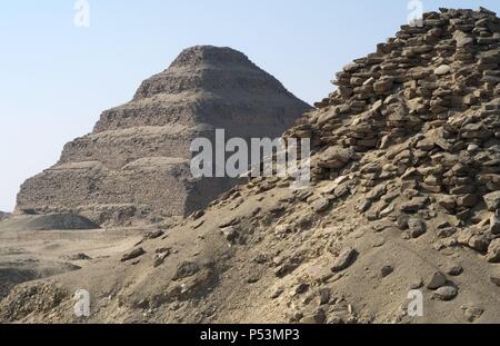 Userkaf-Pyramide. Gebaut um 2490 V.C. Im Hintergrund, der Schritt Pyramide des Djoser. Altes Königreich. Sakkara. Ägypten. Stockfoto