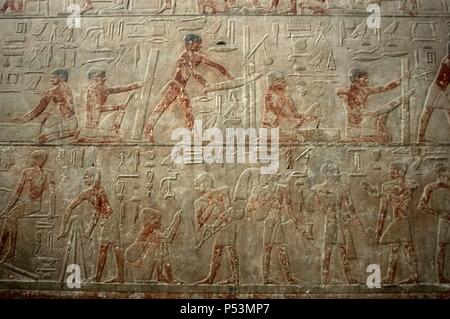 Ägypten. Sakkara. Mastaba des Ti. Ca. 2400 v. Chr. 5. Dynastie. Altes Königreich. Relief Darstellung Handwerker Holz schneiden. Stockfoto