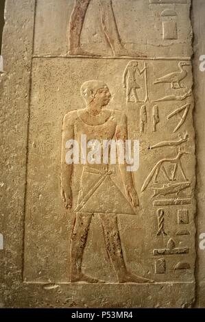 Mastaba des Nefer und Kahay. Männliche Figur. Relief. 5. Dynastie. Altes Königreich. Sakkara. Ägypten. Stockfoto