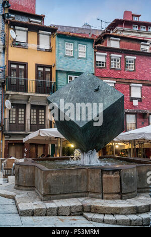 Fonte de Cubo Cubo, da Ribeira, moderne Skulptur von Jose Rodrgues, Ribeira Platz, Porto, Portugal Stockfoto