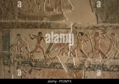 Mastaba des Nefer und Kahay. Polychrome Relief Darstellung Kämpfer auf einem Boot. 5. Dynastie. Altes Königreich. Sakkara. Ägypten. Stockfoto