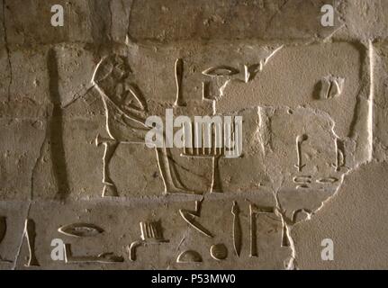 Mastaba des Nefer und Kahay. Erleichterung. Hieroglyphen, die den Verstorbenen neben Tabelle das Angebot'. 5. Dynastie. Alte Königreich. Sakkara. Ägypten. Stockfoto