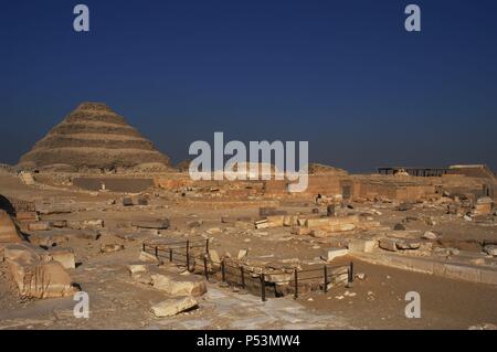 Ägypten. Sakkara Nekropole. Die Pyramide des Djoser (zoser) oder Pyramide Schritt. Im 27. Jahrhundert v. Chr. als Grab des Pharao Djoser, die von Imhotep gebaut, seinen Wesir. Dritte Dynastie. Alte Königreich. Stockfoto