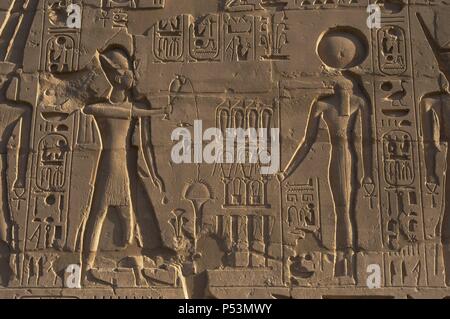 Ägyptische Kunst Der Karnak Tempel Komplex. Relief mit der Darstellung der Pharao Ramses II. Drinks zu einem Gott. 19. Dynastie. Neuen Reich. Ägypten. Stockfoto