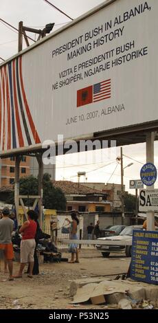 Plakat zum Gedenken an den Besuch von Präsident George Bush in Albanien (10. Juni 2007). In Albanisch und Englisch veröffentlicht. Busbahnhof. Tirana. Albanien. Stockfoto