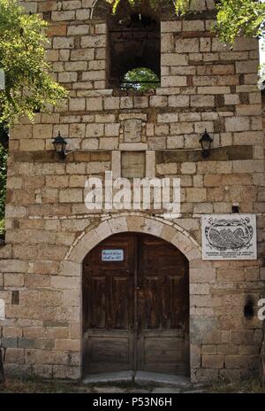 Republik von Albanien. Moscopole. Kirche des Heiligen Nikolaus. 18. Jahrhundert. Glockenturm. Stockfoto