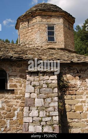 Republik von Albanien. Moscopole. Kloster des Heiligen Johannes des Täufers. 17. Jahrhundert. Orthodoxe. Fassade der Kirche. Stockfoto