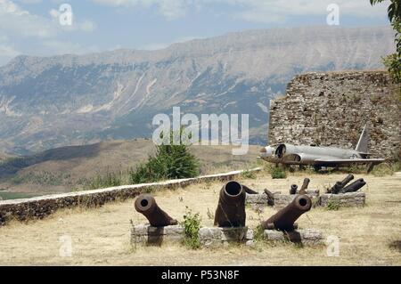 Kanonen und amerikanischen Luftwaffe Flugzeug landete in Albanien im Jahr 1957 während des Kalten Krieges. Gjirokaster Burg. Republik von Albanien. Stockfoto