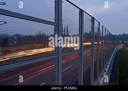 Deutschland, Nordrhein-Westfalen - Laermschutzwaende entlang der A 40 in Essen. Stockfoto