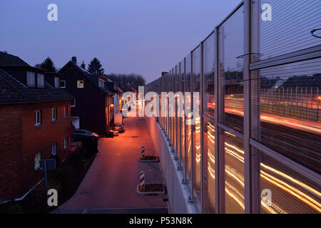 Deutschland, Nordrhein-Westfalen - Laermschutzwaende entlang der A 40 in Essen. Stockfoto