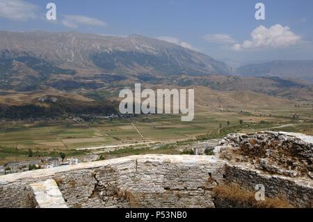 Albanien. Gjirokastra Stadt. Landschaft. Drim Flusstal und Lunxheria Berge von der Burg. Stockfoto