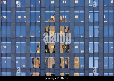 Alte Gebäude in einem neuen einer reflektierenden Stockfoto