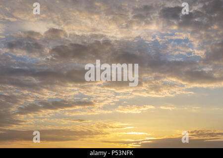 Natürlichen Sonnenuntergang bzw. Sonnenaufgang mit lebendigen Farben. Dramatische bunte Himmel Hintergrund. Weicher Kontrast. Stockfoto