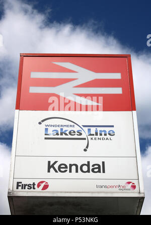 Bahnhof Zeichen außerhalb Kendal Station, Cumbria, England, trägt noch die alten British Rail Logo sowie die Seen Line Branding. Stockfoto