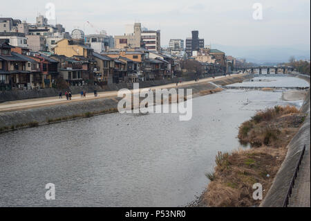 Kyoto, Japan, Blick auf die Stadt mit Fluss Kamo Stockfoto