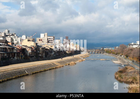 Kyoto, Japan, Blick auf die Stadt mit Fluss Kamo Stockfoto