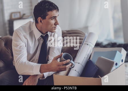 Freudlos junge Mann hält eine Schale Stockfoto