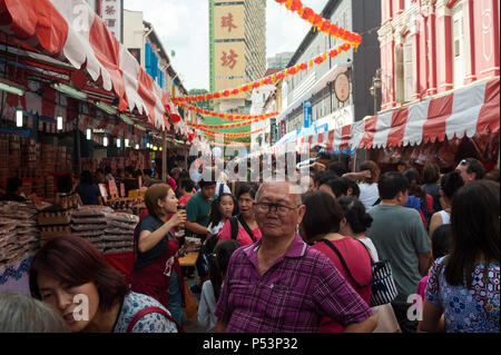 27.01.2018, Singapur, Singapur - die Leute toben auf einem der Straßenmärkte in Chinatown, dem alle möglichen Spezialitäten und Spezialitäten bieten für jeden Stockfoto