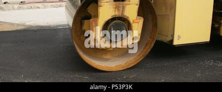 Straßenwalze auf Asphaltplasterung arbeitet. Barcelona. Spanien. Stockfoto