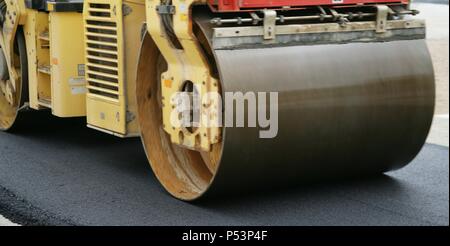 Straßenwalze auf Asphaltplasterung arbeitet. Barcelona. Spanien. Stockfoto