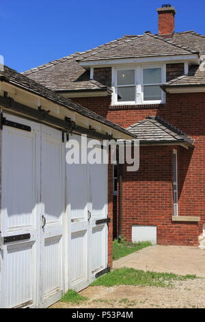 Traditionelles Bauernhaus aus Ziegelstein mit ländlichen Details. Stockfoto