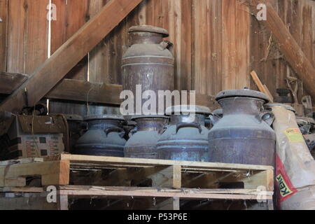 Alte Melkgeräte in der alten Scheune. Stockfoto