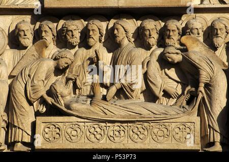 Gotische Kunst in Frankreich. Paris. Notre Dame. Portal der Jungfrau (C. 1220). Detail der Darstellung des Todes der Jungfrau Maria. Maria liegt Ihr durch Jesus und die Zwölf Apostel umgeben Totenbett. Zwei Engel auf Ihren Kopf und Füße heben Sie Ihr bis in den Himmel. Stockfoto