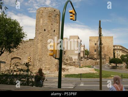 Spanien. Katalonien. Tarragona. Vor der Fassade des römischen Zirkus, wurde gebaut, um die 'muralleta" (kleine Wand) auf dem 15. Jahrhundert und auch die achteckige Turm 'de les Monges' (die Nonnen). Es wurde mit der Römischen Mauer als interne Basis gebaut. Stockfoto