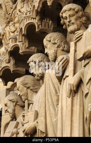 Gotische Kunst in Frankreich. Paris. Notre Dame. Letzte Urteil Portal (c.1230). Apostel. Von links nach rechts: Paul, James die Große, Thomas, Philip und Jude. Stockfoto