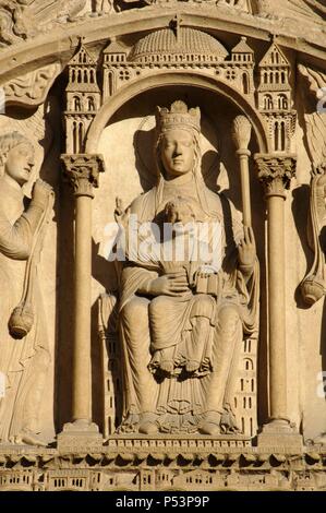 Frankreich. Pari s. Die Kathedrale Notre Dame. Portal von St. Anne. Tympanon (C. 1150). Romanik. Jungfrau und Kind. Maria wird unter einer Glaskuppel thront, eine Krone trägt und halten ein Zepter; das Christ Kind hält das Buch des Gesetzes und hebt eine Hand in Segen. Auf beiden Seiten des Thrones sind Engel mit Pfannen. Stockfoto