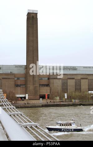 Tate Modern. Aussenansicht der Galerie in der alten Bankside Power Station installiert. Es wurde von den Architekten Herzog und Meuron konzipiert. London. England. UK. Stockfoto