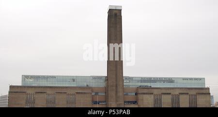 Tate Modern. Aussenansicht der Galerie in der alten Bankside Power Station installiert. Es wurde von den Architekten Herzog und Meuron konzipiert. London. England. UK. Stockfoto