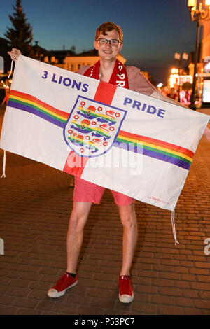 Joe Weiß, 25, aus London hält 3 Lions Pride Flag in der zentralen Straße von Nischni Nowgorod, Russland, hing er die Flagge im Gebiet Nizhny Novgorod Stadion für die England match aber es herunter genommen wurde und diese Farben erklärt wurden, nicht erlaubt. Stockfoto