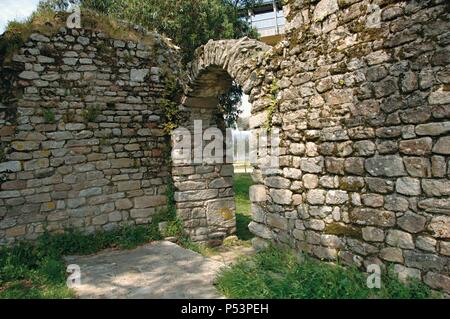 Spanien. Galizien. Catoira. Torres do Oeste Burg, im 9. Jahrhundert von König Alfonso III. von Leon dem Großen erbaut als eine Festung. Lugo Tower. Sie sind die Ruinen von Castellum Honesti. Neben dem Fluss Ulla. Nationaldenkmal in 1970. Stockfoto