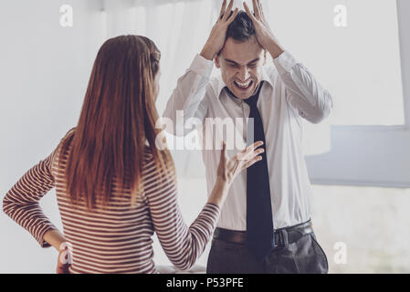 Wütend emotionaler Mensch, der hatte einen Nervenzusammenbruch Stockfoto