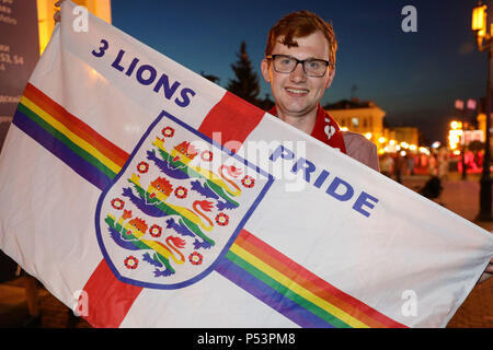 Joe Weiß, 25, aus London hält 3 Lions Pride Flag in der zentralen Straße von Nischni Nowgorod, Russland, hing er die Flagge im Gebiet Nizhny Novgorod Stadion für die England match aber es herunter genommen wurde und diese Farben erklärt wurden, nicht erlaubt. Stockfoto