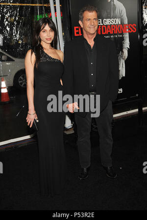 04 Mel Gibson Oksana Grigorieva 04 - Rand der Dunkelheit Los Angeles Premiere auf der Chinese Theatre in Los Angeles. 04 Mel Gibson Oksana Grigorieva 04 Event in Hollywood Leben - Kalifornien, Red Carpet Event, USA, Filmindustrie, Prominente, Fotografie, Bestof, Kunst, Kultur und Unterhaltung, prominente Mode, Besten, Hollywood Leben, Event in Hollywood Leben - Kalifornien, Roter Teppich und backstage, Musik Prominente, Topix, Paar, Familie (Mann und Frau) und Kids - Kinder, Brüder und Schwestern anfrage tsuni@Gamma-USA.com, Kredit Tsuni/USA, 2010 Stockfoto
