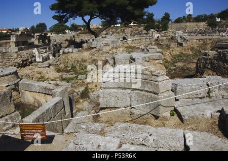 ARTE GRIEGO. GRECIA. RUINAS DE CORINTO. Vista parcial del yacimiento Arqueológico. Las mejores del MURO DE LOS TRIGLIFOS oculta que la Entrada a una FUENTE SAGRADA que formaba Parte de un antiguo Lugar de culto. Estado de Korinthia. Región del Peloponeso. Stockfoto