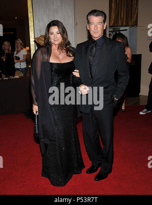 05 Pierce Brosnan Keely 05 - 24. Genesis Awards im Beverly Hilton in Los Angeles. 05 Pierce Brosnan Keely 05 Veranstaltung in Hollywood Leben - Kalifornien, Red Carpet Event, USA, Filmindustrie, Prominente, Fotografie, Bestof, Kunst, Kultur und Unterhaltung, prominente Mode, Besten, Hollywood Leben, Event in Hollywood Leben - Kalifornien, Roter Teppich und backstage, Musik Prominente, Topix, Paar, Familie (Mann und Frau) und Kids - Kinder, Brüder und Schwestern anfrage tsuni@Gamma-USA.com, Kredit Tsuni/USA, 2010 Stockfoto