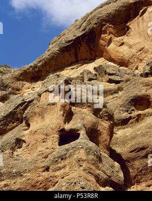 LA RIOJA. SANTA EULALIA SOMERA. Vista de las Cuevas EREMITICAS en Las que, durante El período Visigodo, habitaron Gran cantidad de anacoretas con objeto de dedicarse en pleno a la oración y la penitencia. Se encuentran en El Valle del río Cidacos. Comarca de La Rioja Baja. España. Stockfoto