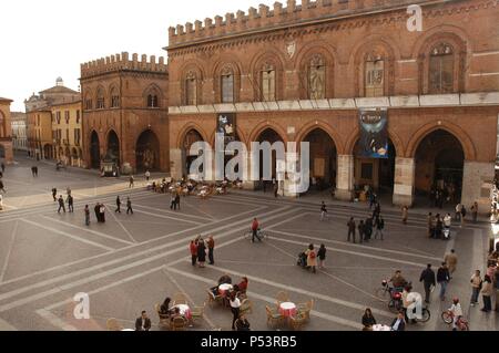 Italien. Cremona. Rathaus, begann im 13. Jahrhundert. Fassade durch Luigu Voghera (19. Jahrhundert). Comune Square. Stockfoto
