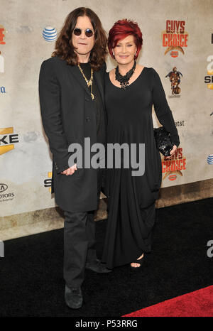 16 Ozzy Osbourne Sharon Osbourne 16-Guys Choice Awards - Spike TV im Sony Studio: ot in Los Angeles. 16 Ozzy Osbourne Sharon Osbourne 16 Event in Hollywood Leben - Kalifornien, Red Carpet Event, USA, Filmindustrie, Prominente, Fotografie, Bestof, Kunst, Kultur und Unterhaltung, prominente Mode, Besten, Hollywood Leben, Event in Hollywood Leben - Kalifornien, Roter Teppich und backstage, Musik Prominente, Topix, Paar, Familie (Mann und Frau) und Kids - Kinder, Brüder und Schwestern anfrage tsuni@Gamma-USA.com, Kredit Tsuni/USA, 2010 Stockfoto