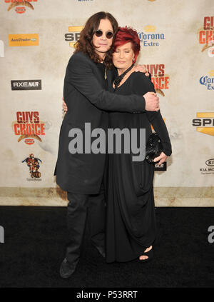 17 Ozzy Osbourne Sharon Osbourne 17-Guys Choice Awards - Spike TV im Sony Studio: ot in Los Angeles. 17 Ozzy Osbourne Sharon Osbourne 17 Veranstaltung in Hollywood Leben - Kalifornien, Red Carpet Event, USA, Filmindustrie, Prominente, Fotografie, Bestof, Kunst, Kultur und Unterhaltung, prominente Mode, Besten, Hollywood Leben, Event in Hollywood Leben - Kalifornien, Roter Teppich und backstage, Musik Prominente, Topix, Paar, Familie (Mann und Frau) und Kids - Kinder, Brüder und Schwestern anfrage tsuni@Gamma-USA.com, Kredit Tsuni/USA, 2010 Stockfoto