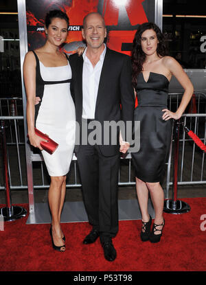 Bruce Willis, Emma Heming, Rumer Willis - Rot Premiere auf der Chinese Theatre in Los Angeles. a Bruce Willis, Emma Heming, Rumer Wills 04 Veranstaltung in Hollywood Leben - Kalifornien, Red Carpet Event, USA, Filmindustrie, Prominente, Fotografie, Bestof, Kunst, Kultur und Unterhaltung, prominente Mode, Besten, Hollywood Leben, Event in Hollywood Leben - Kalifornien, Roter Teppich und backstage, Musik Prominente, Topix, Paar, Familie (Mann und Frau) und Kids - Kinder, Brüder und Schwestern anfrage tsuni@Gamma-USA.com, Kredit Tsuni/USA, 2010 Stockfoto