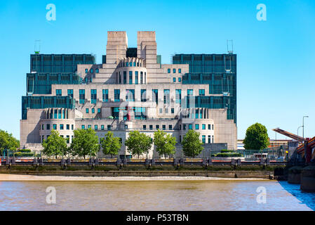 LONDON, Großbritannien - 18 May 2018: HM der SIS-Gebäude an, Albert Embankment, Vauxhall ist der Sitz von MI 6. Gesehen über den Fluss von Millbank. Stockfoto