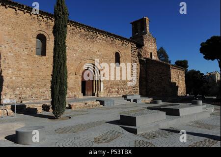 Pre-romanische Kirche St. Peter. Blick auf die Südwand mit Klappe durch vier glatt Archivolten, 12. Jahrhundert gerahmt. Terrassa. Katalonien. Spanien. Stockfoto