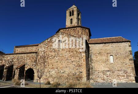 Romanische Kunst in Spanien. 12. Jahrhundert. Kirche St. Maria, geweiht 1130. Außenansicht des quadratische Apsis, die achteckige Kuppel mit 2-stöckigen Glockenturm und Südfassade mit einem Portikus mit vier Bögen gekrönt, alten Kloster der Augustiner. Tarrasa. Katalonien. Stockfoto