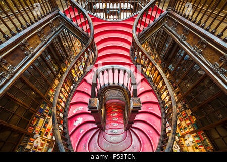 Treppe in der berühmten Buchhandlung Livraria Lello in Porto, Portugal Stockfoto