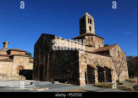 Romanische Kunst in Spanien. 12. Jahrhundert. Kirche St. Maria, geweiht 1130. Außenansicht des quadratische Apsis, die achteckige Kuppel mit 2-stöckigen Glockenturm, Südfassade mit einem Portikus mit vier Bögen und die Hauptfassade mit Lombard Bands und blinden Bögen gekrönt. Tarrasa. Katalonien. Stockfoto