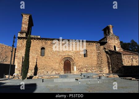 Pre-romanische Kirche St. Peter. Blick auf die Südwand mit Klappe durch vier glatt Archivolten, 12. Jahrhundert gerahmt. Terrassa. Katalonien. Spanien. Stockfoto